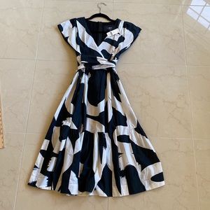 Maeve fit & flare midi dress. Pockets! Black /White motif. Size 0 (generous) NWT